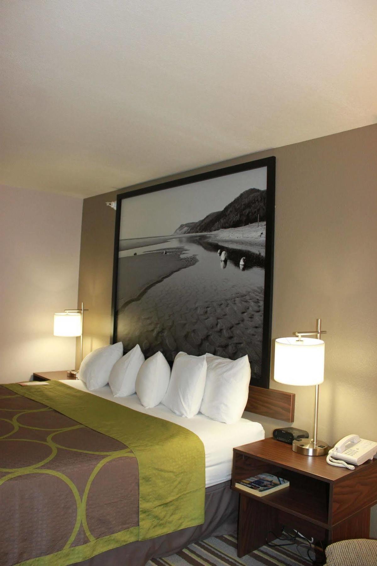 Super 8 By Wyndham Manistee Hotel Kültér fotó