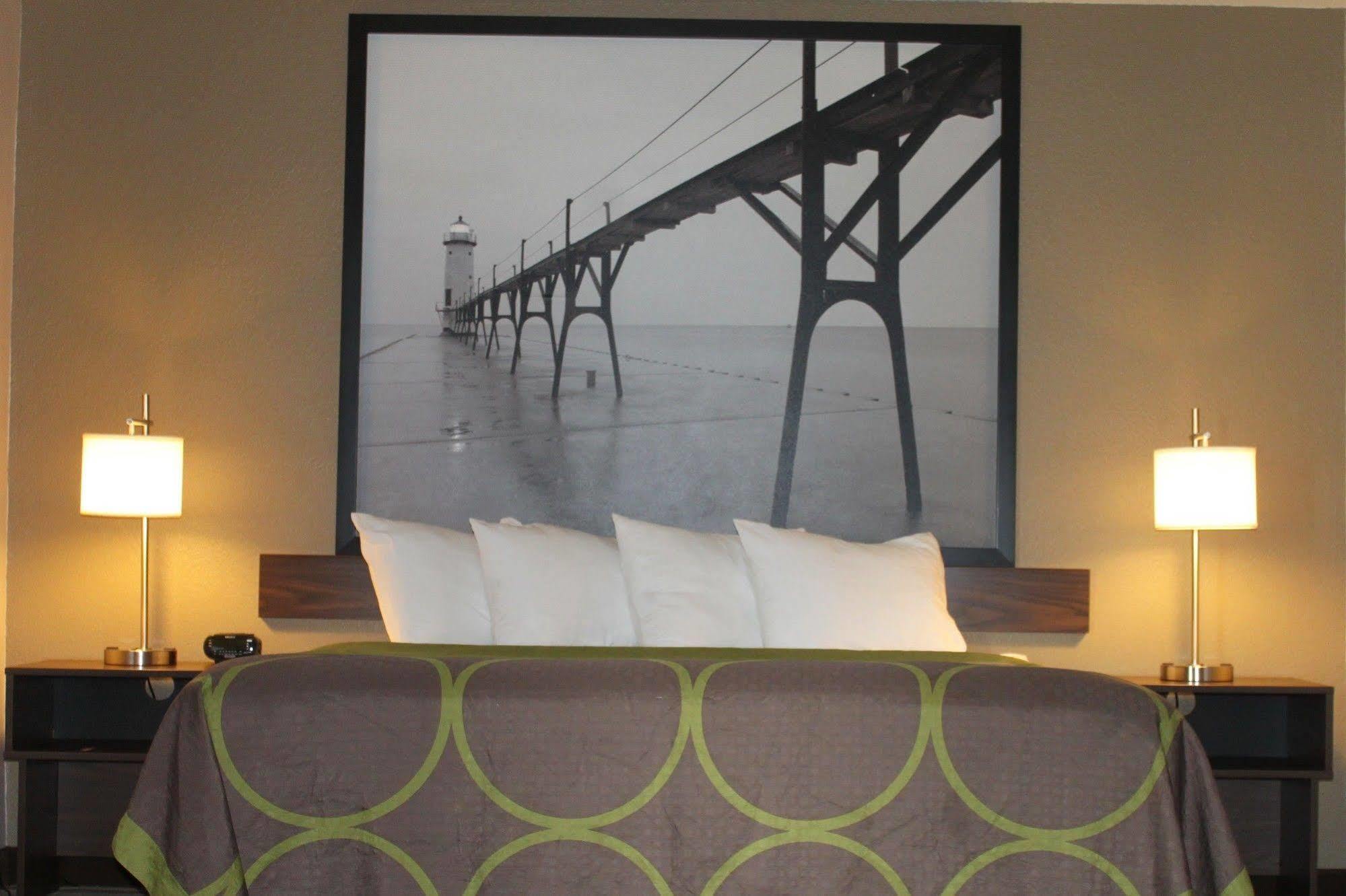 Super 8 By Wyndham Manistee Hotel Kültér fotó