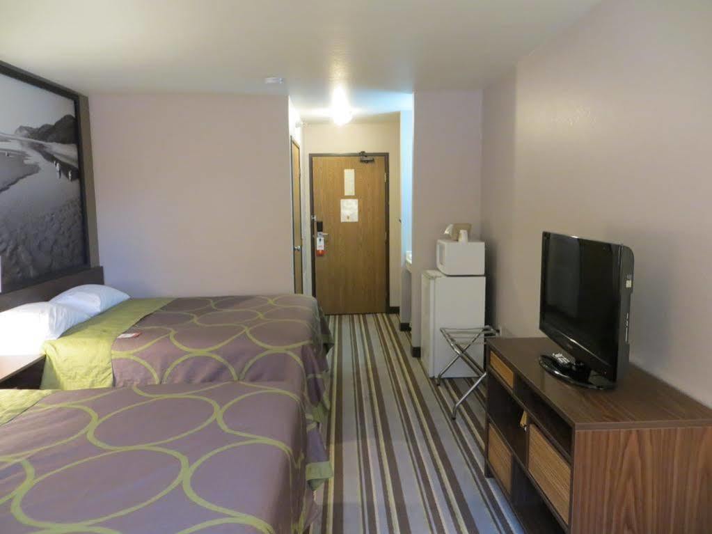 Super 8 By Wyndham Manistee Hotel Kültér fotó