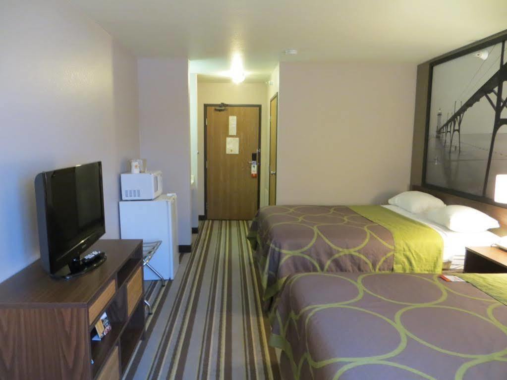 Super 8 By Wyndham Manistee Hotel Kültér fotó