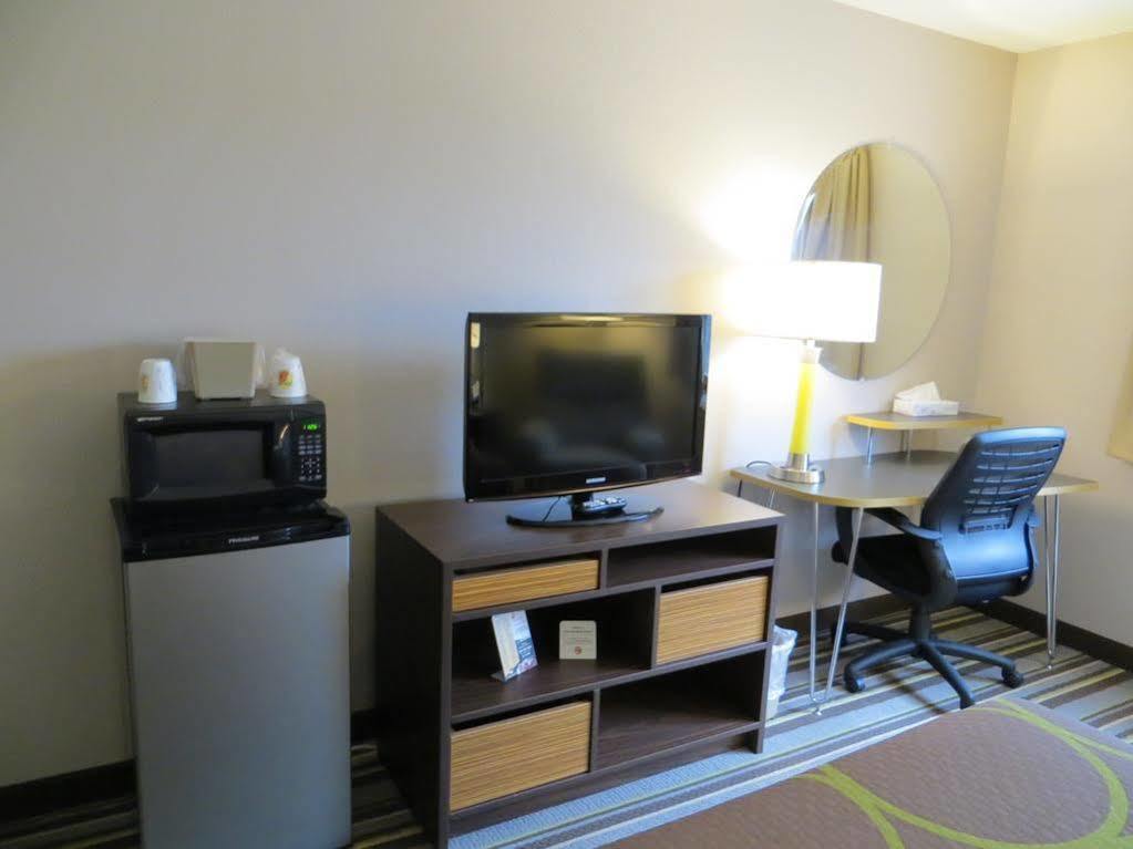 Super 8 By Wyndham Manistee Hotel Kültér fotó