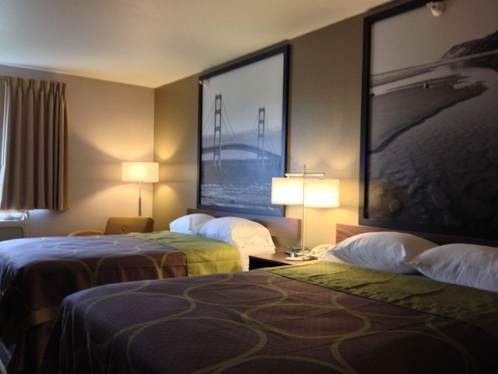 Super 8 By Wyndham Manistee Hotel Kültér fotó