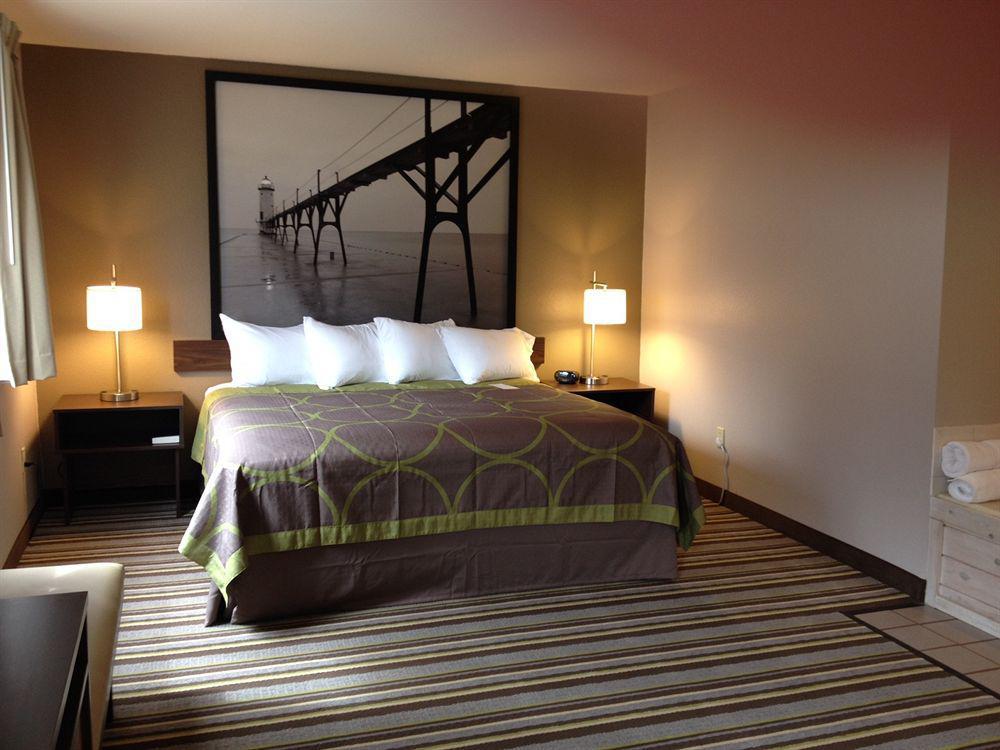 Super 8 By Wyndham Manistee Hotel Kültér fotó